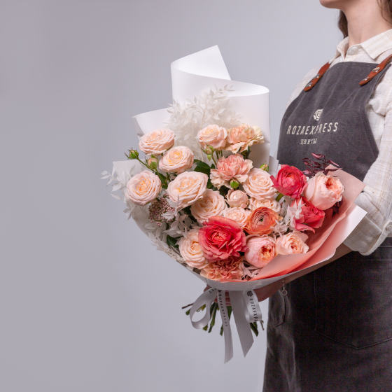 заказать букет Розы Джульетта и ранункулюсы