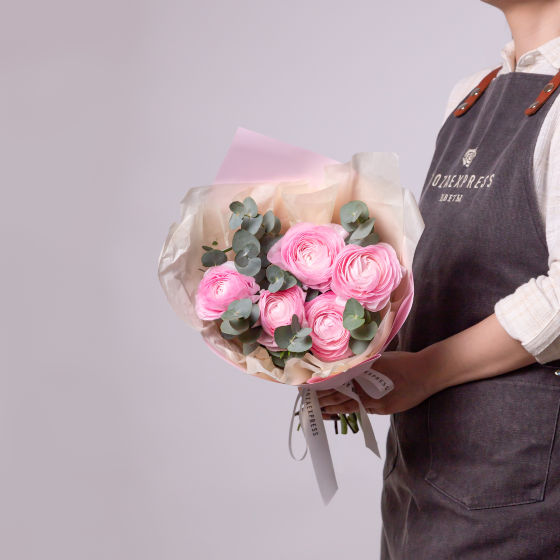 заказать букет Розовые ранункулюсы и эвкалипт