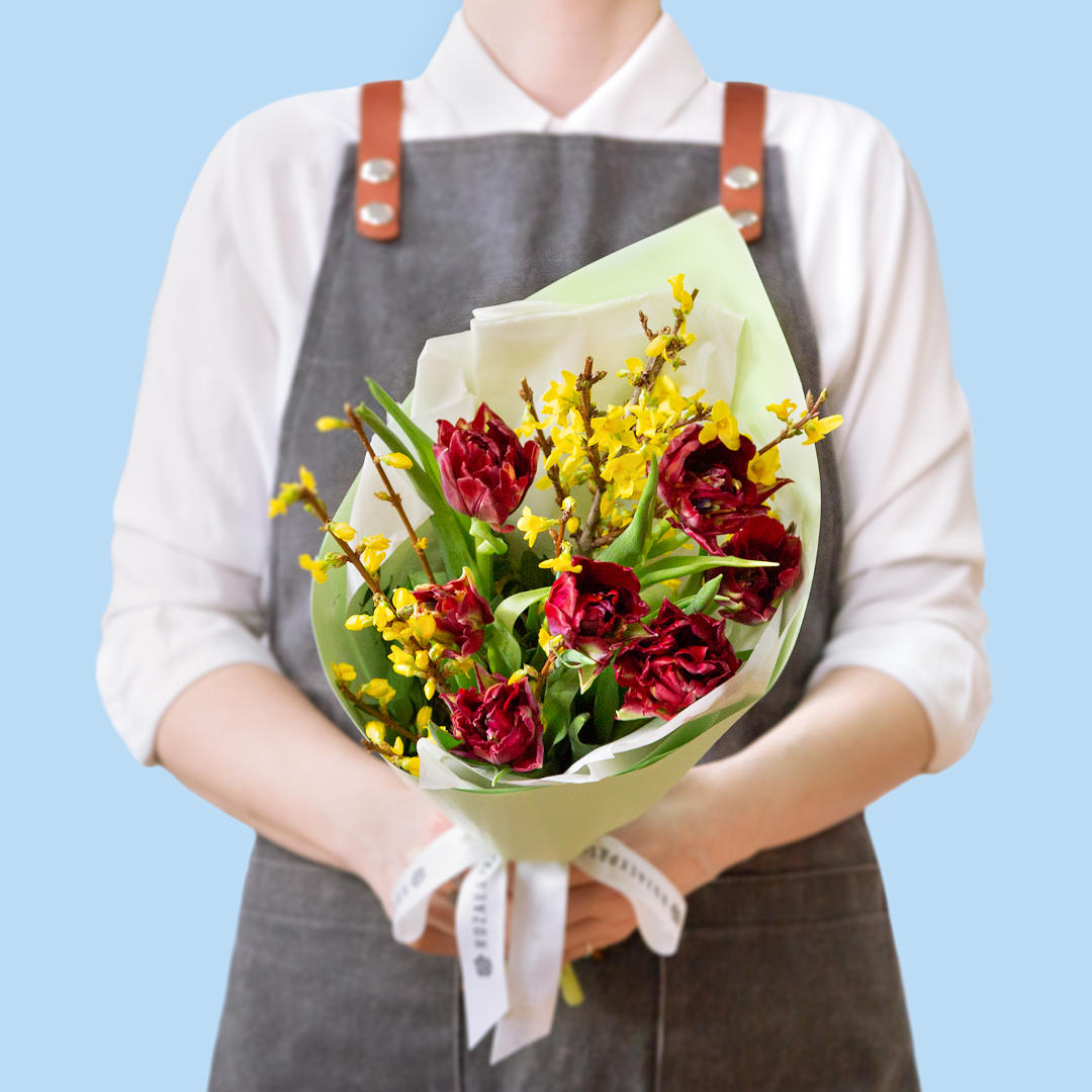 заказать букет Тюльпаны Блэк Мэджик и форзиция