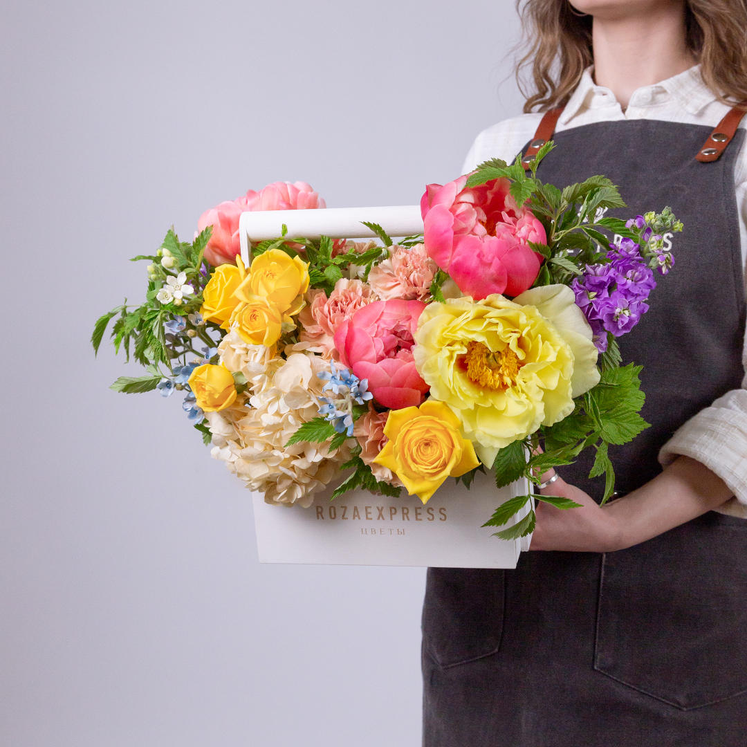 заказать букет Ящик с пионами Бартзелла и Корал Сансет