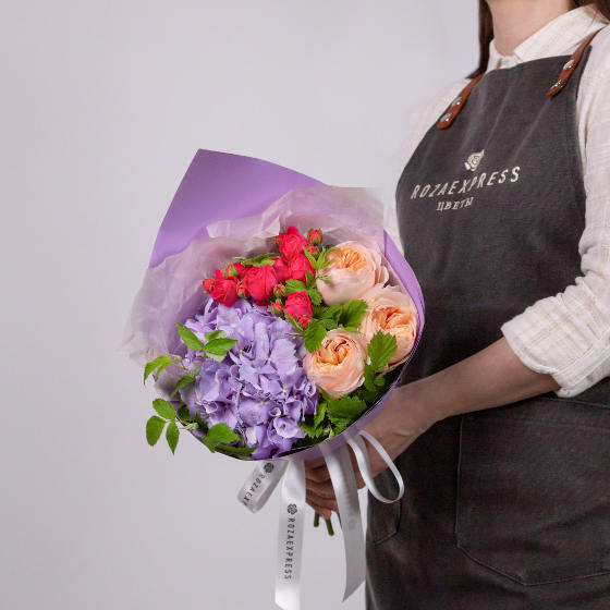 заказать букет Лиловая гортензия и розы Джульетта