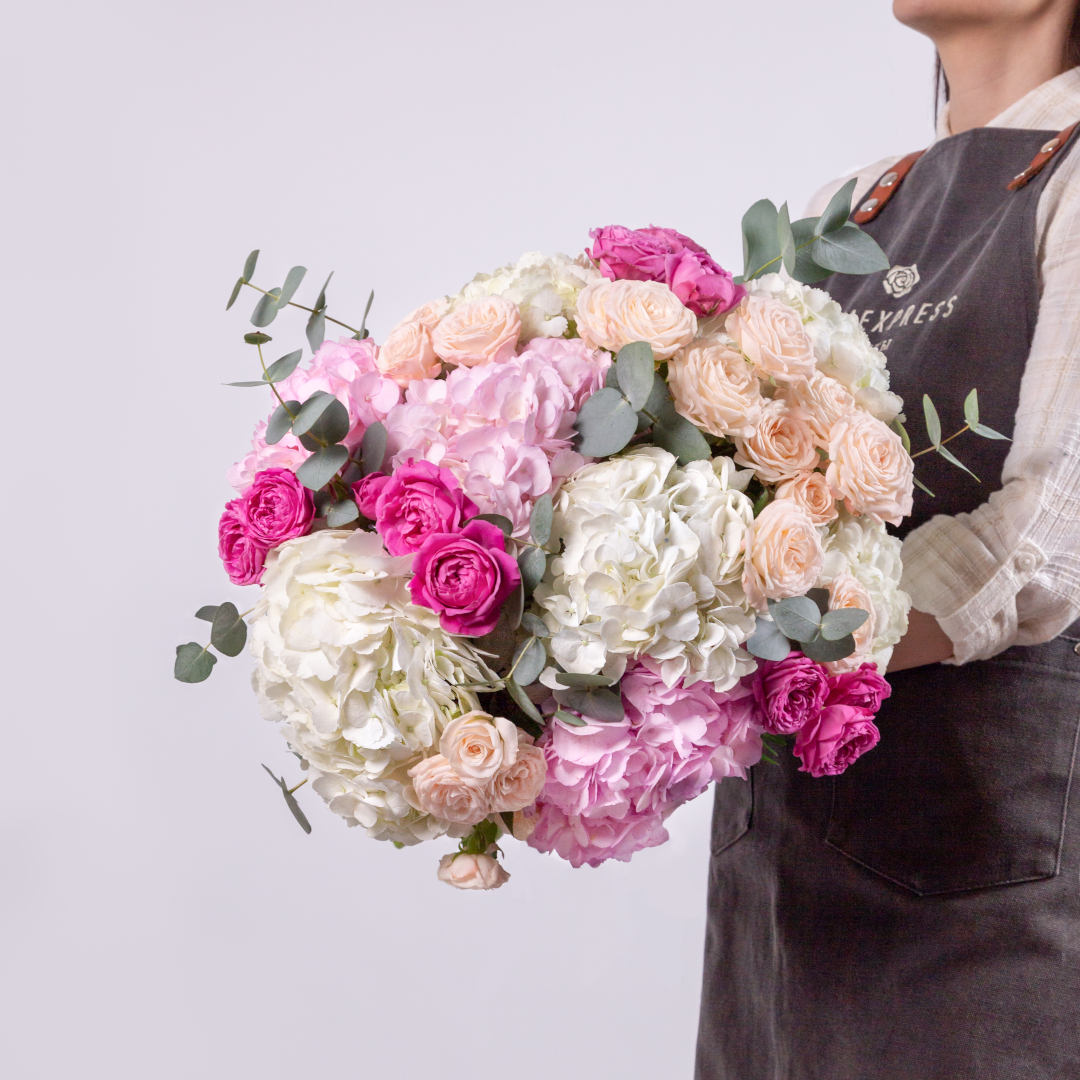 заказать букет Микс из гортензий и кустовых роз