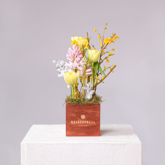 заказать букет Ящик с тюльпанами и гиацинтами