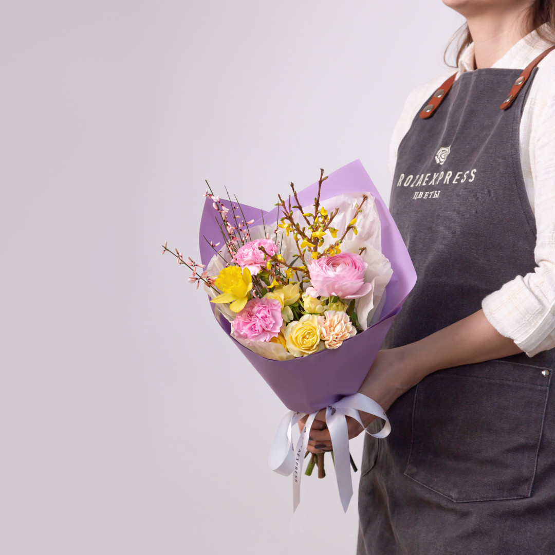 заказать букет Ранункулюс и форзиция