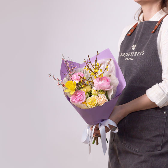 заказать букет Ранункулюс и форзиция