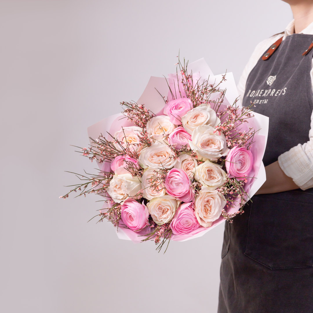 заказать букет Розы Вайт Охара и розовые ранункулюсы