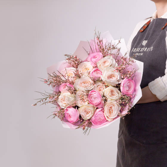 заказать букет Розы Вайт Охара и розовые ранункулюсы