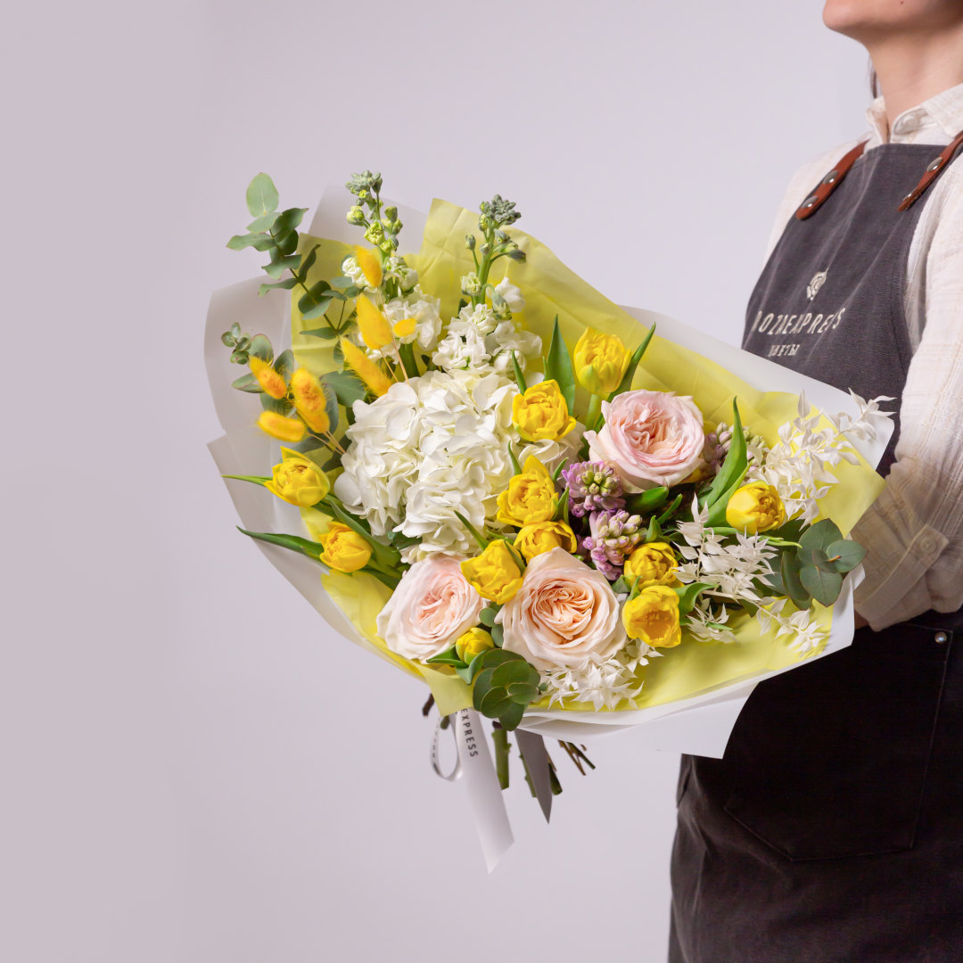 заказать букет Гортензия и желтые тюльпаны