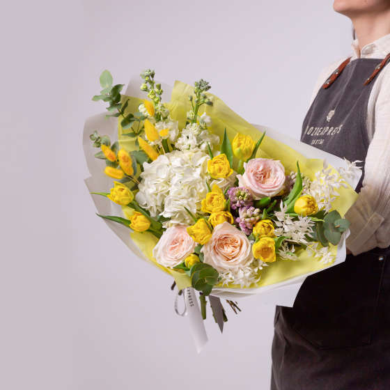 заказать букет Гортензия и желтые тюльпаны