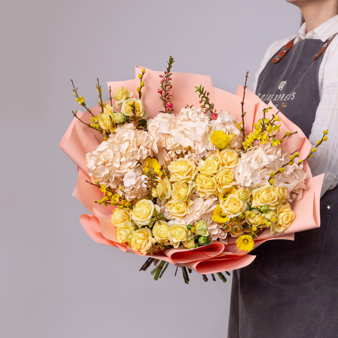 заказать букет Персиковые гортензии и кустовые розы