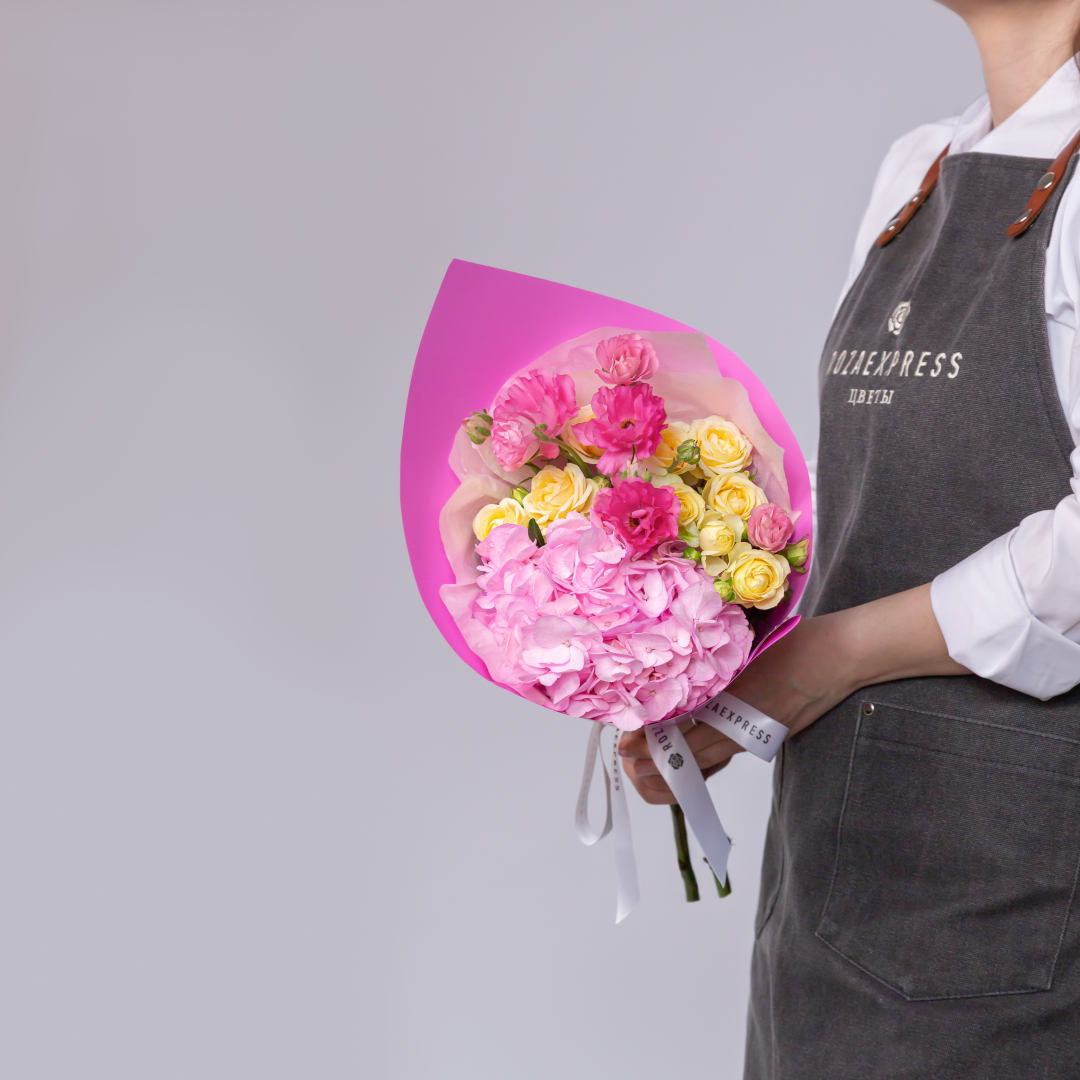 заказать букет Розовая гортензия и желтые кустовые розы