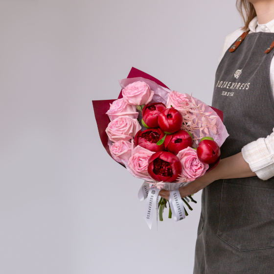 заказать букет Пионы Ред Шарм и розы Пинк Охара