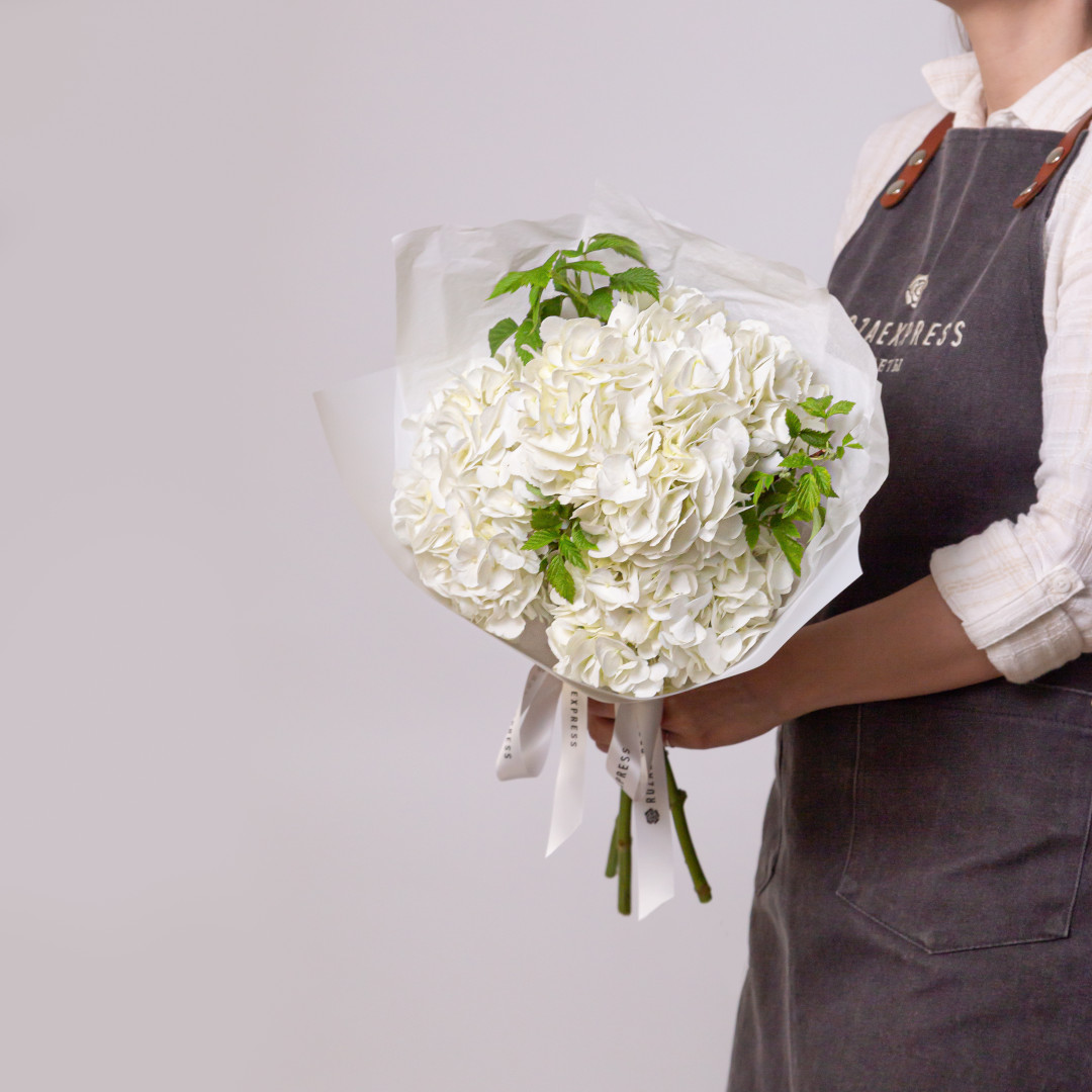 заказать букет 3 белые гортензии