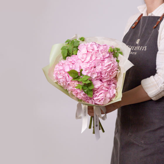 заказать букет 3 розовые гортензии