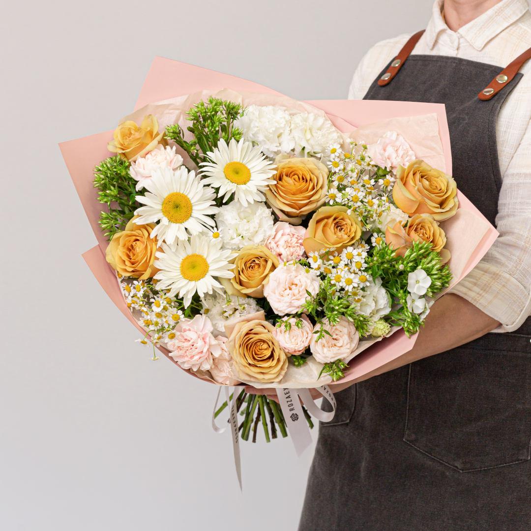 заказать букет Розы Голден Мустард и ромашка