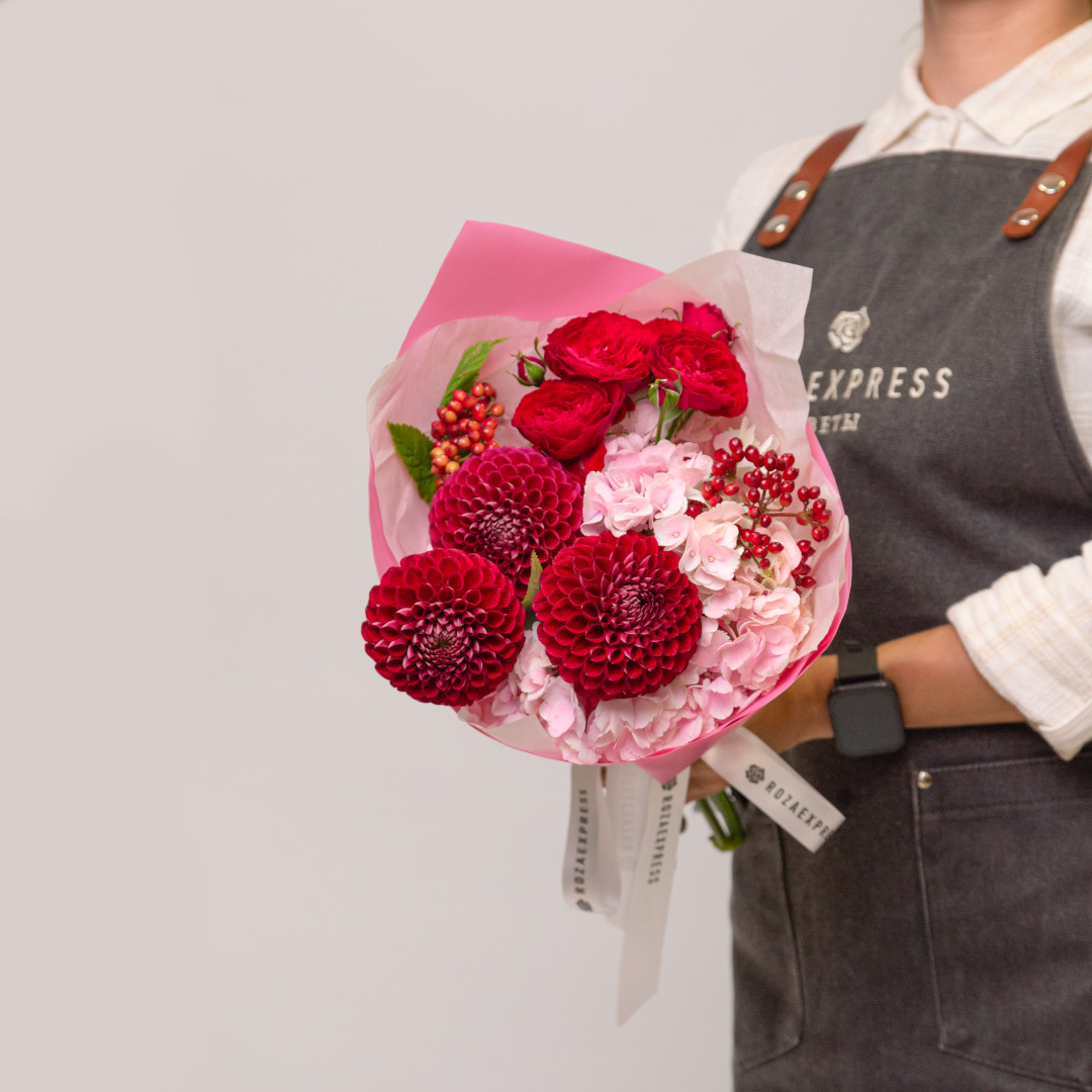 заказать букет Бордовые георгины и гортензия