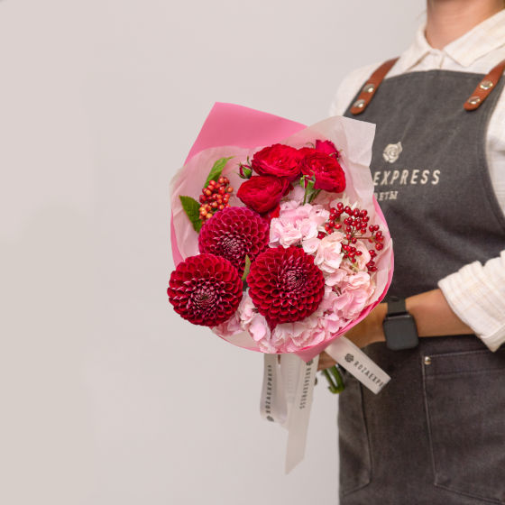 заказать букет Бордовые георгины и гортензия