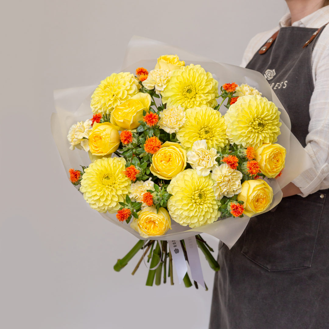 заказать букет Желтые георгины и картамус