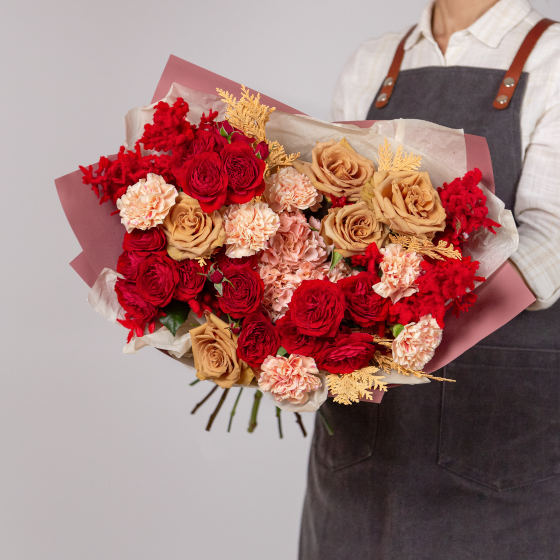 заказать букет Розы Тофи и красные кустовые розы