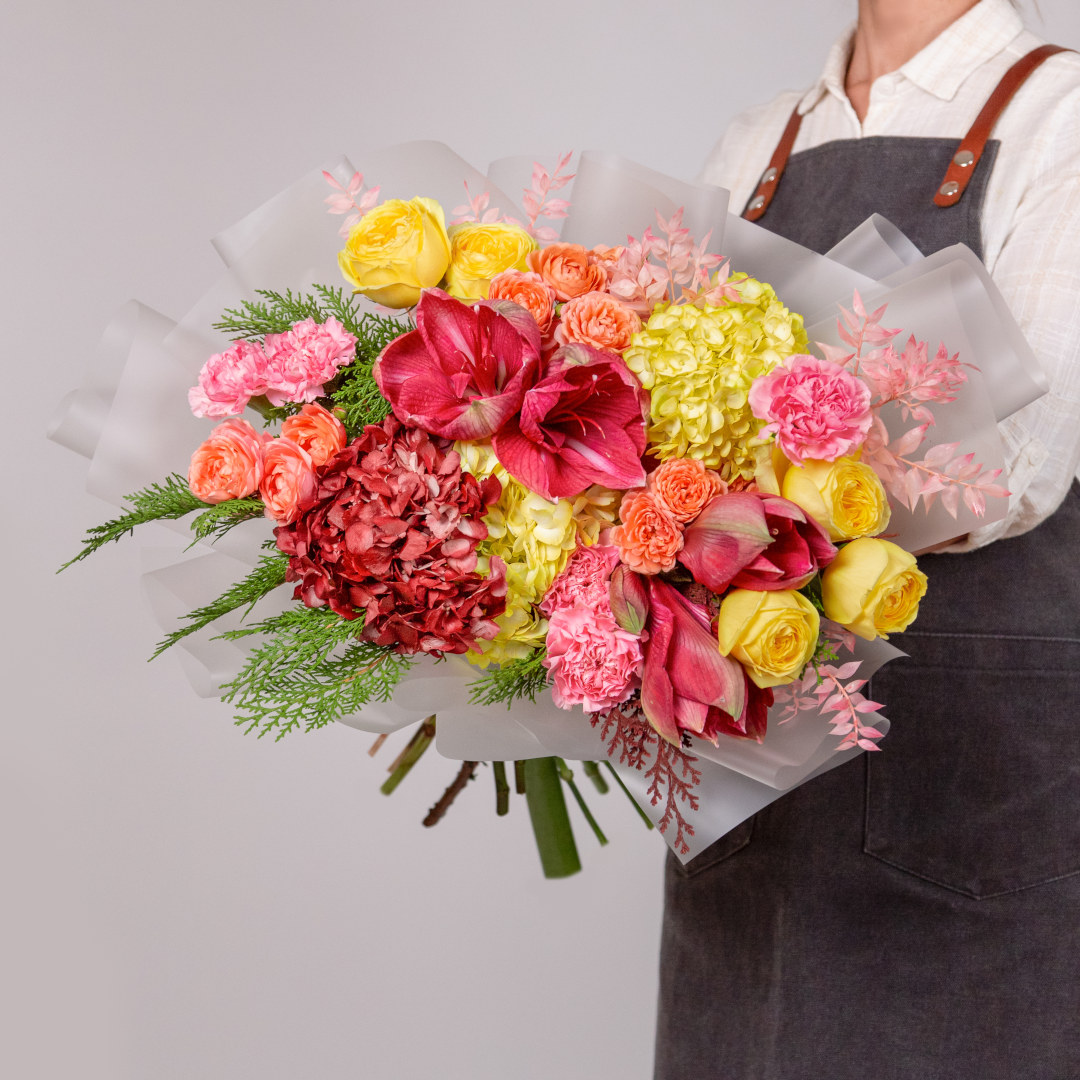 заказать букет Желтая гортензия и амариллисы