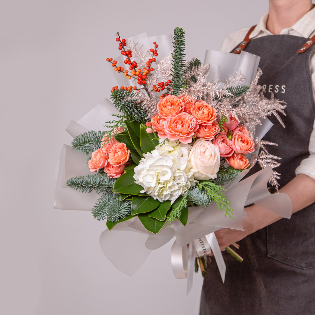 заказать букет Кустовая роза Джульетта и листья магнолии