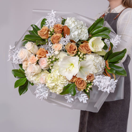 заказать букет Белые гортензии и розы Тофи