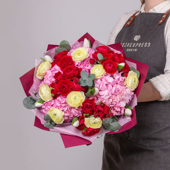 заказать букет Красные кустовые розы и ранункулюсы