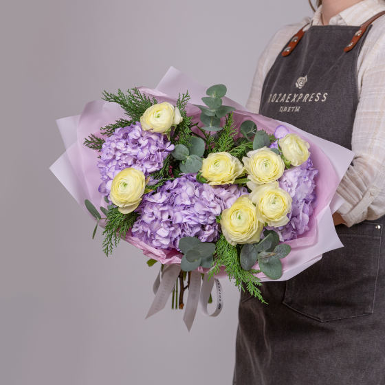 заказать букет Кремовые ранункулюсы и гортензии