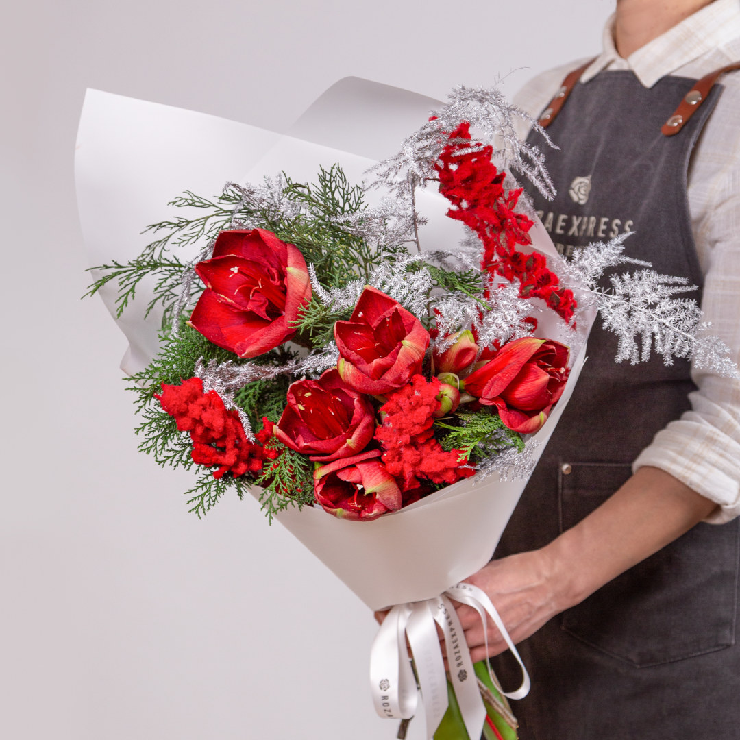 заказать букет Красные амариллисы и снежный рускус