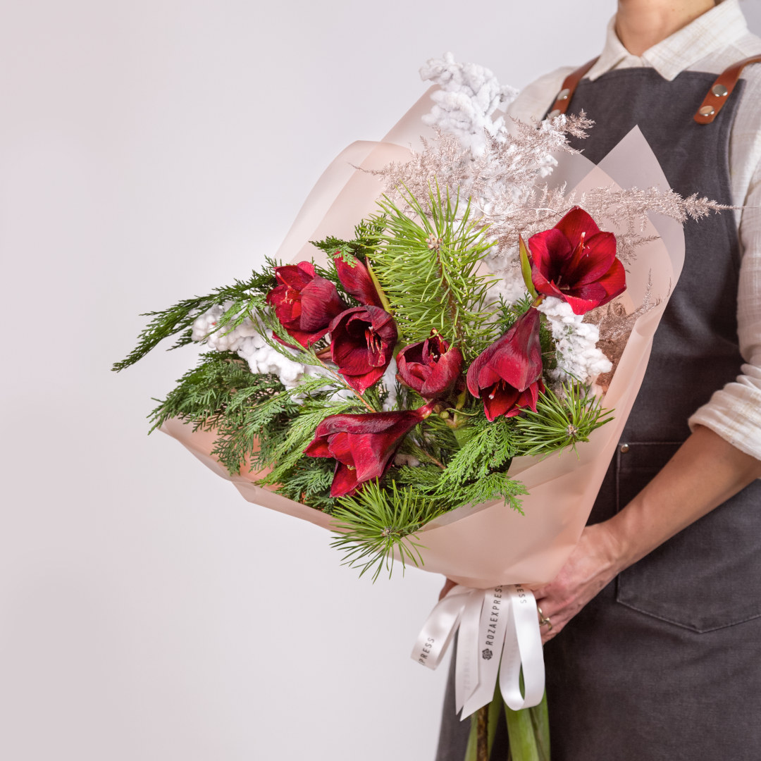 заказать букет Бордовые амариллисы и хвоя