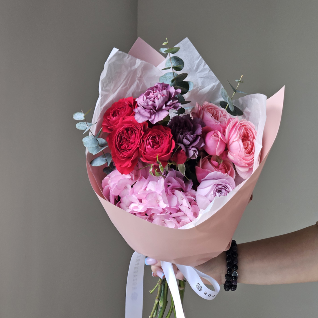 заказать букет Кустовые розы и гортензия