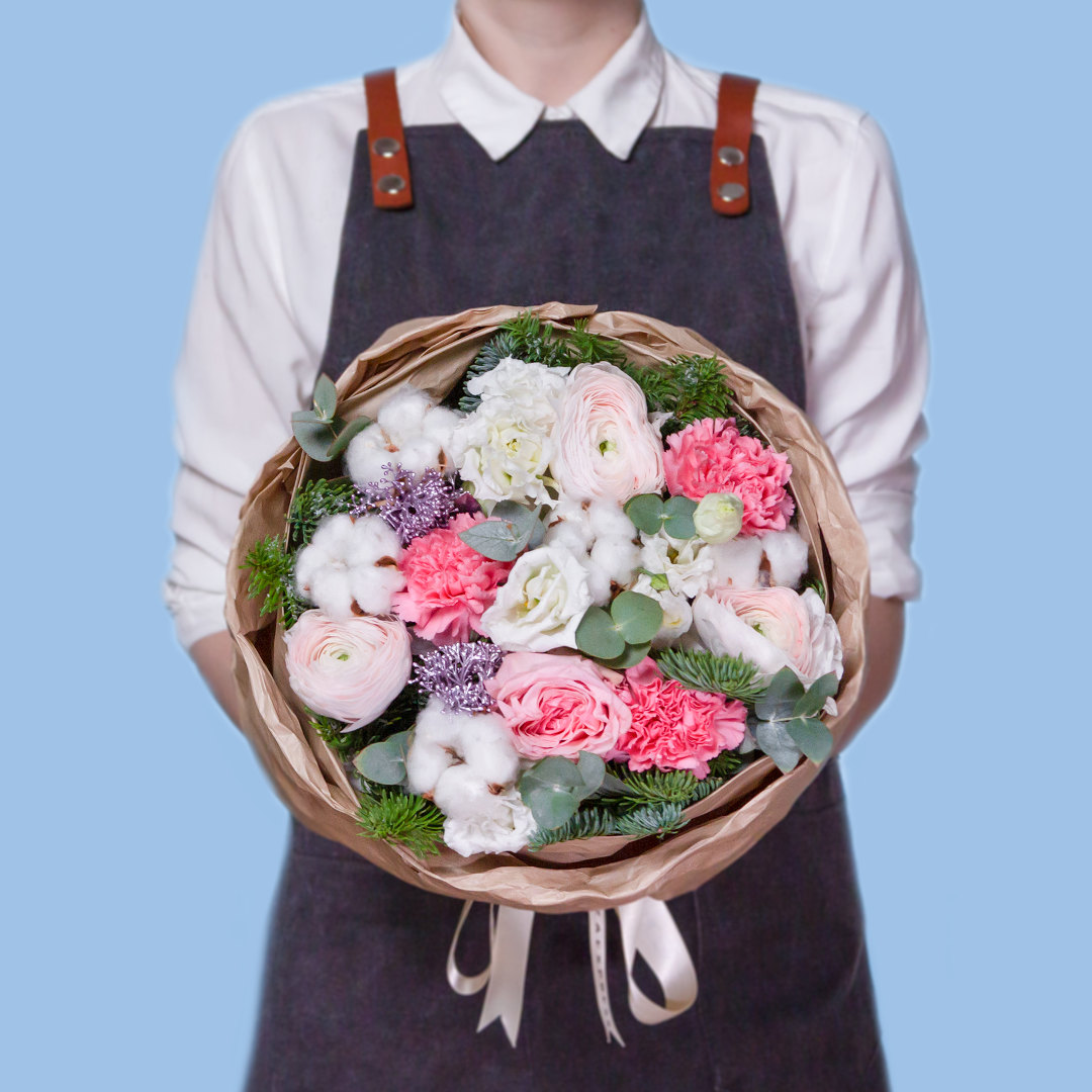 заказать букет Ранункулюсы и роза Пинк Охара