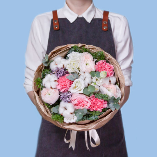 заказать букет Ранункулюсы и роза Пинк Охара