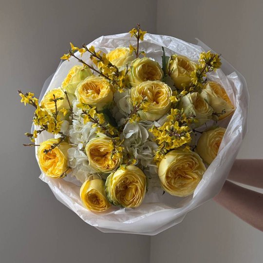 заказать букет Роза Каталина и форзиция